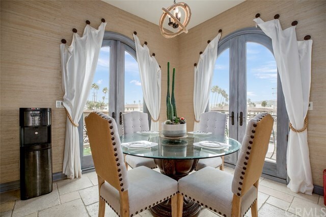 Building Photo - 736 Esplanade