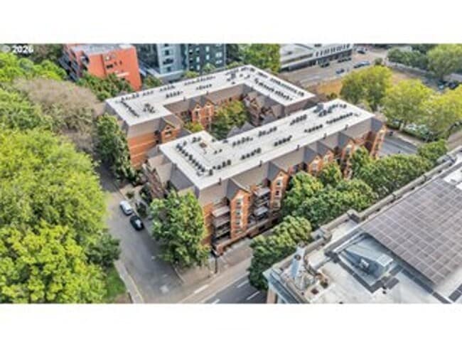 Building Photo - 1500 SW Park Ave