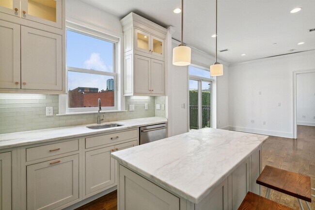 Building Photo - 231 1st St