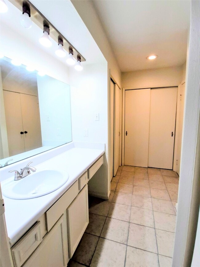 Building Photo - 500 Tiki Dr