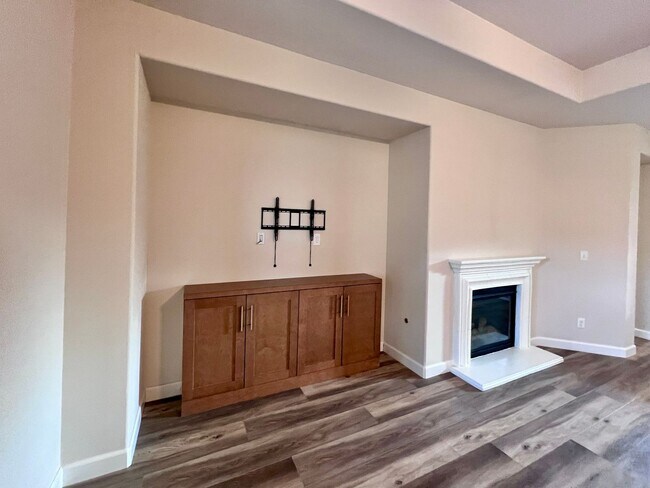 Building Photo - $2,895 Barstow & De Wolf, 4 Bedroom House - Dennis Ave. Clovis / Energy Efficient Smart Home