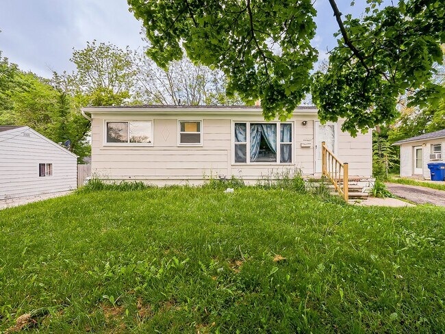 Building Photo - Charming 3BR Home Available Now in Pontiac!