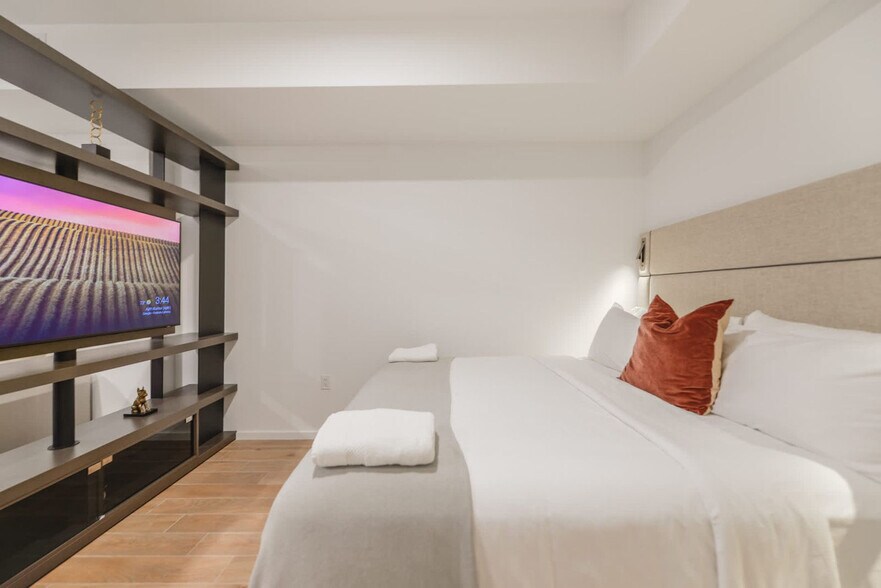 Building Photo - 398 NE 5th St