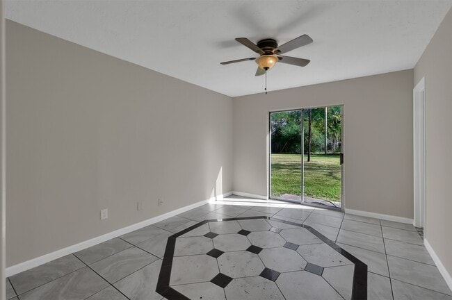 Building Photo - 1018 Surrey Ct