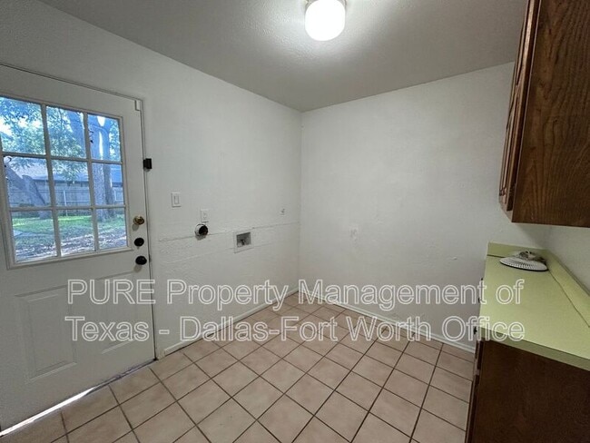 Building Photo - 8913 Sirocka Dr