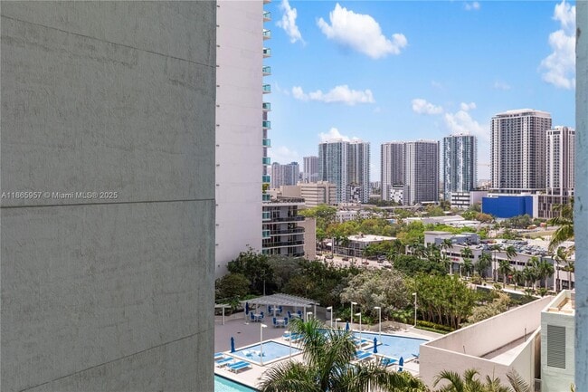 Building Photo - 1900 N Bayshore Dr