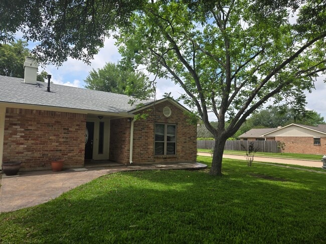 Building Photo - 3002 Jenny Dr