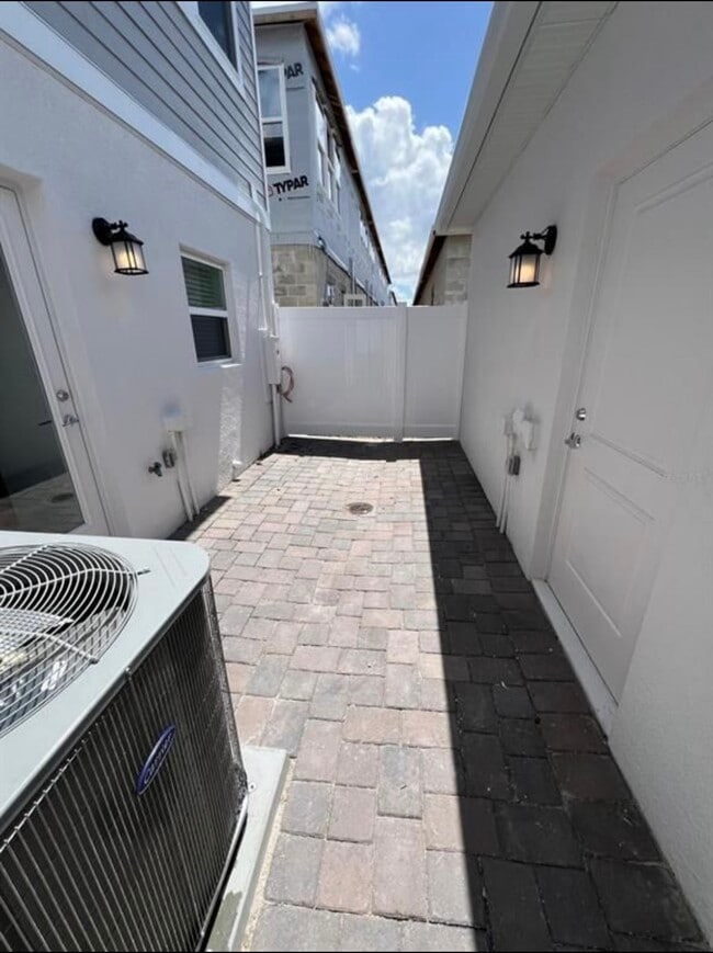 Building Photo - 7318 Ivy Tendril Ave