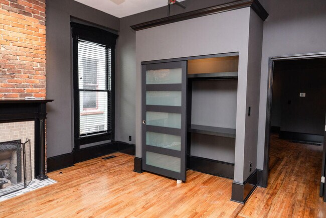 Building Photo - 275 S Limestone