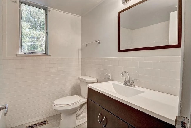 Building Photo - (2026 Pre-Leasing) Beautiful 3 Bed / 1 Bath Garden Apartment in Prime Boulder Location!