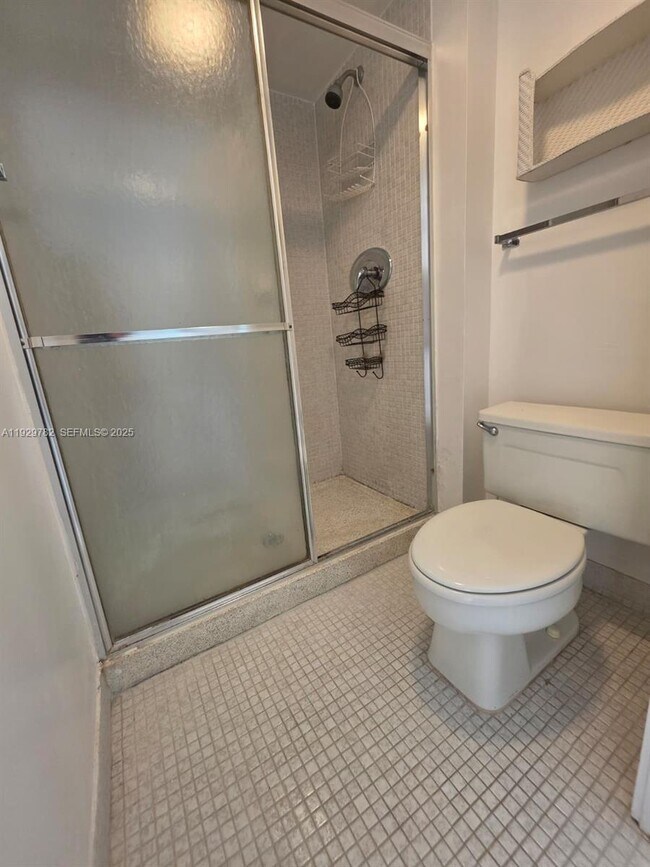 Building Photo - 3701 N Country Club Dr