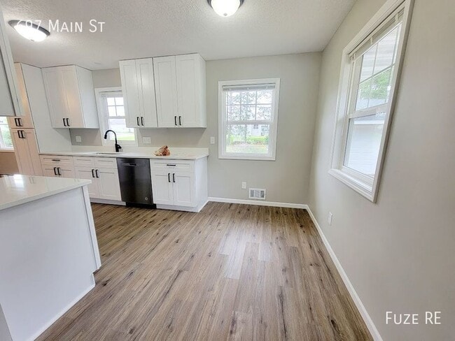 Building Photo - 697 Main St