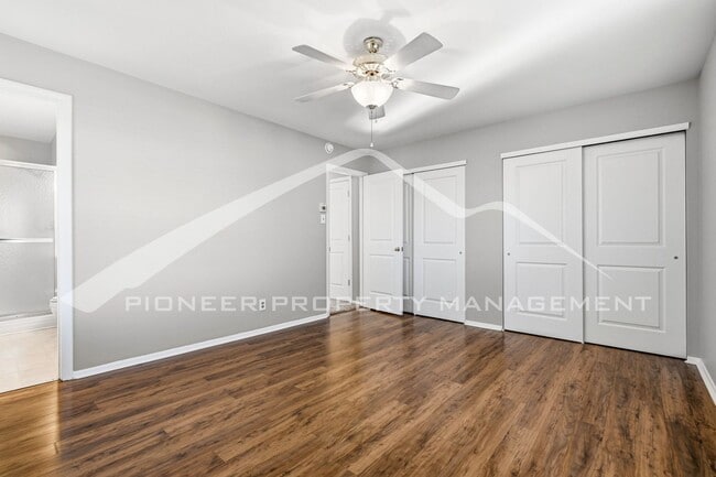 Building Photo - Spacious Home with 2 Car Garage and Centra...