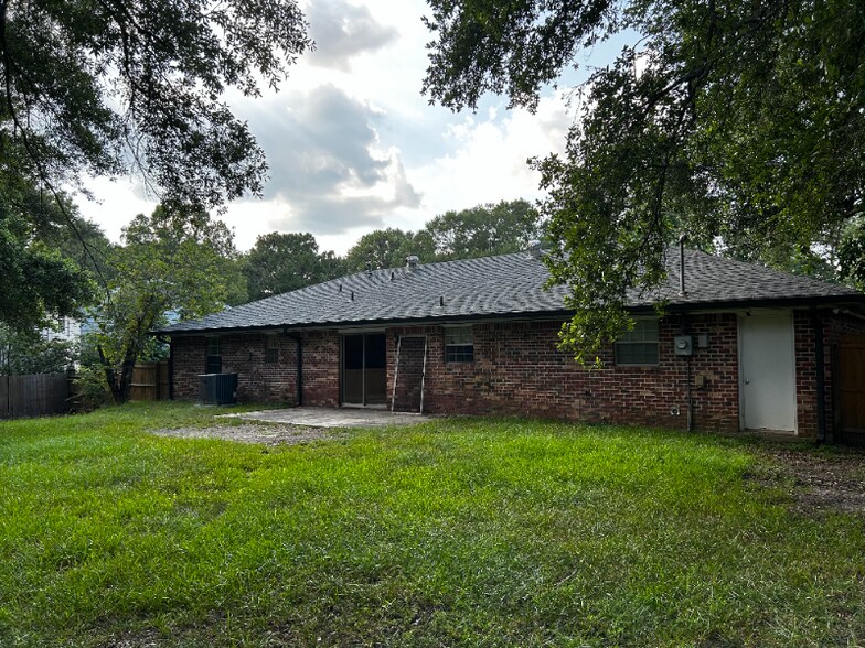 Building Photo - 1005 Nichols St