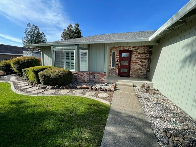 Building Photo - Spacious three bedroom home in desirable Windsor neighborhood!