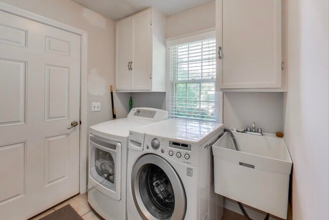 Building Photo - 21301 N Woodland Ave