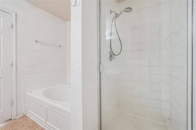 Building Photo - 2100 Pine Knoll Way