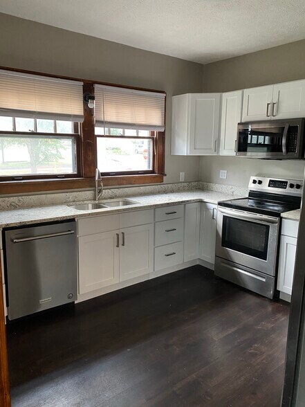 Kitchen - 302 E 7th St