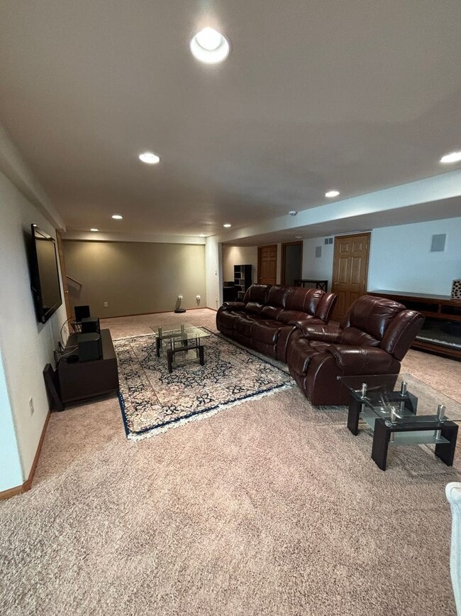 Building Photo - 3 BED | 3 BATH | TOWNHOME | DOUBLE GARAGE | WEST