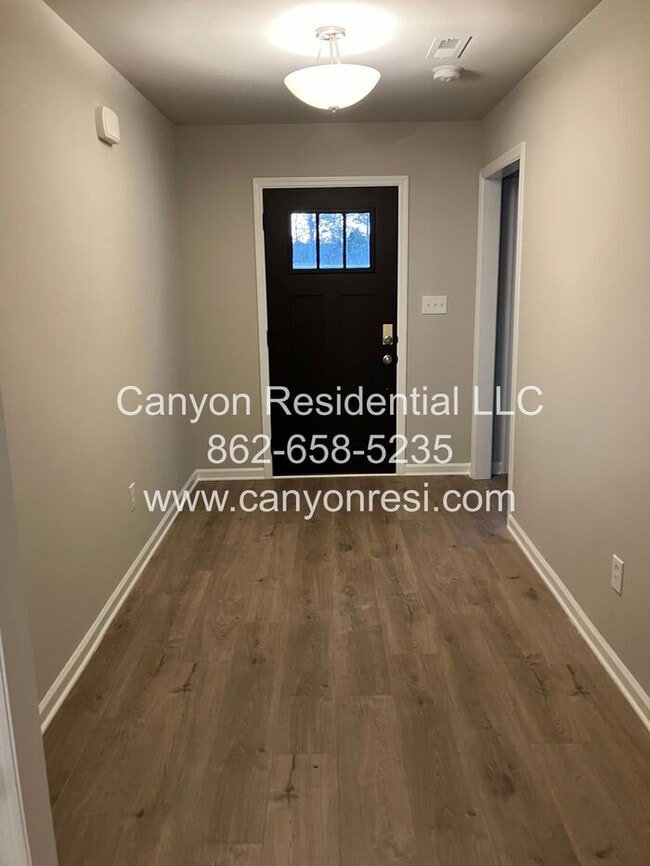 Building Photo - Great 3 BR 2 BA in great location won't last long!