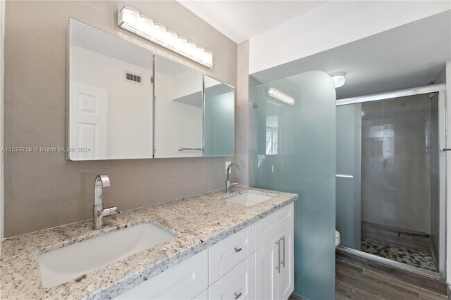 Building Photo - 9511 Collins Ave