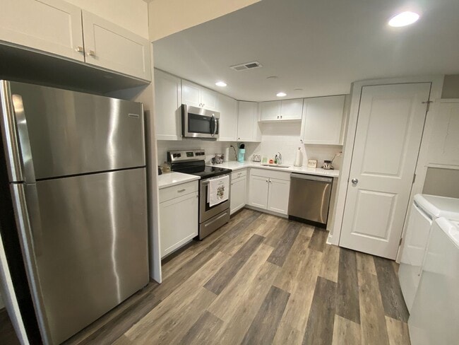 Primary Photo - Beautiful & Fully Renovated 2 Bedroom / 1....