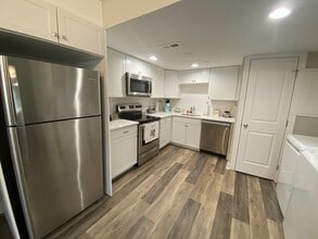 Building Photo - Beautiful & Fully Renovated 2 Bedroom / 1....