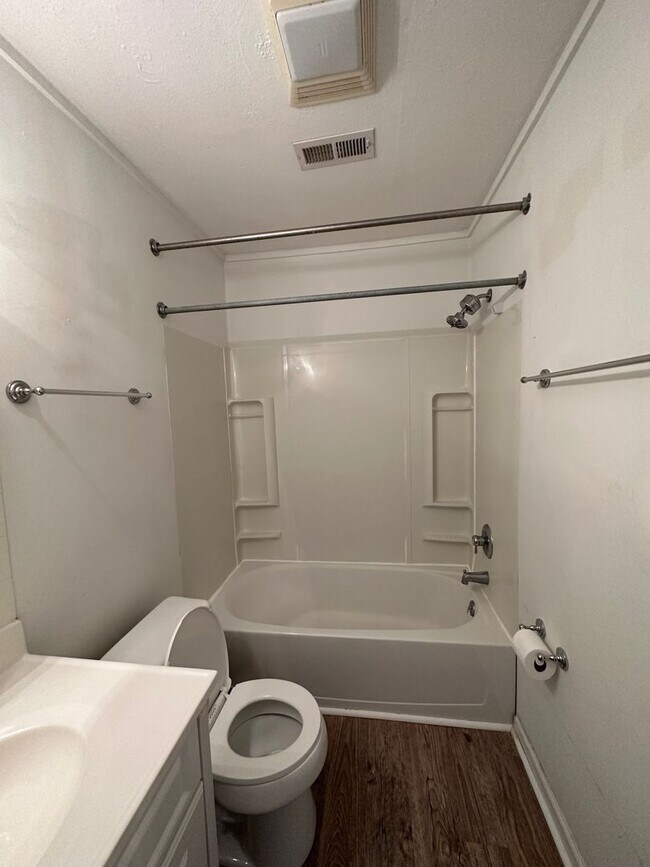 Building Photo - 1528 Redwood Dr