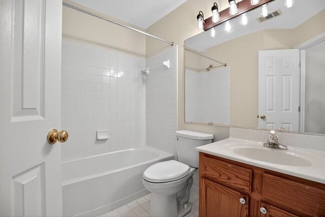 Building Photo - Lovely End Unit 3-Level Townhome in Kingsv...