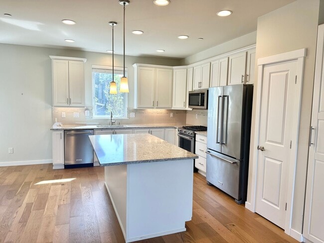 Building Photo - Modern 3-bed, 2.5-bath Townhome in Lake Forrest Park!