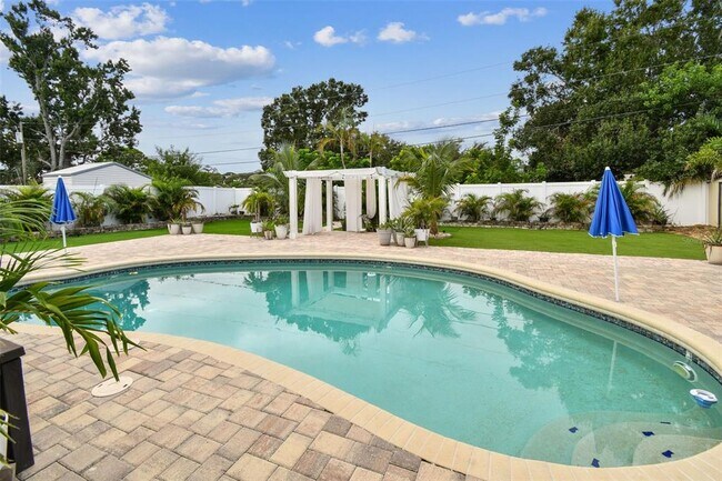 Building Photo - 2580 Granada Cir W