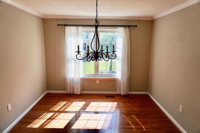 Building Photo - Lovely and Spacious 3 Bedroom 2.5 Bathroom...