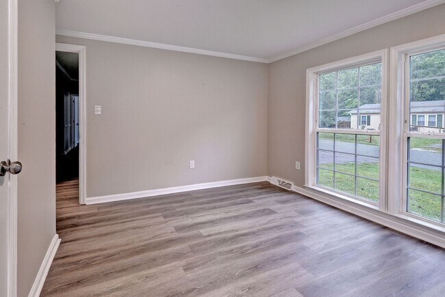 Building Photo - 129 Briar Ln