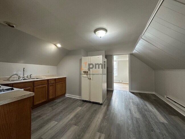 Building Photo - 2122 Elston St