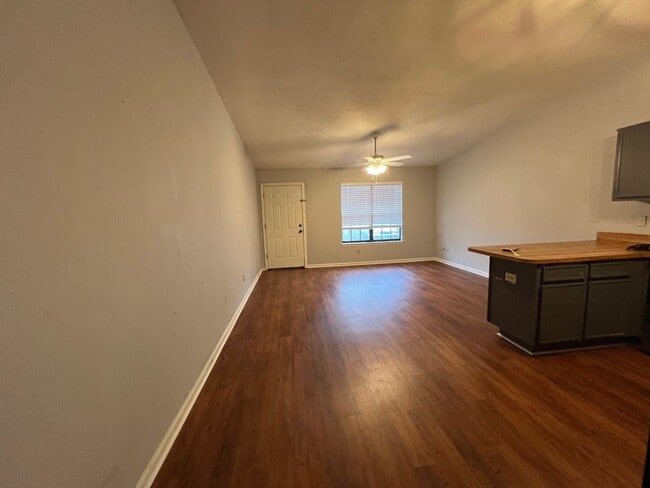 Building Photo - 218 White Dr
