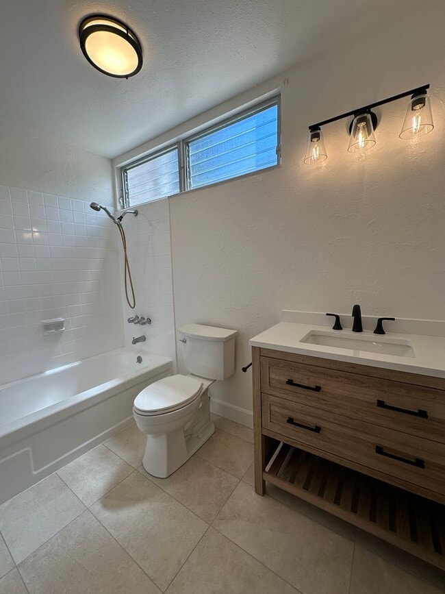 Building Photo - Spacious, Fully Renovated, 3 bedroom 2 bat...