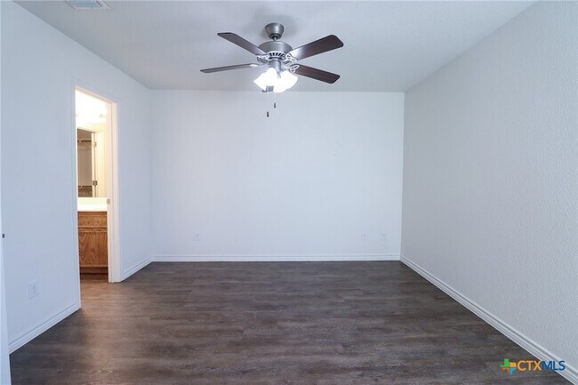 Building Photo - 909 Lasso Dr