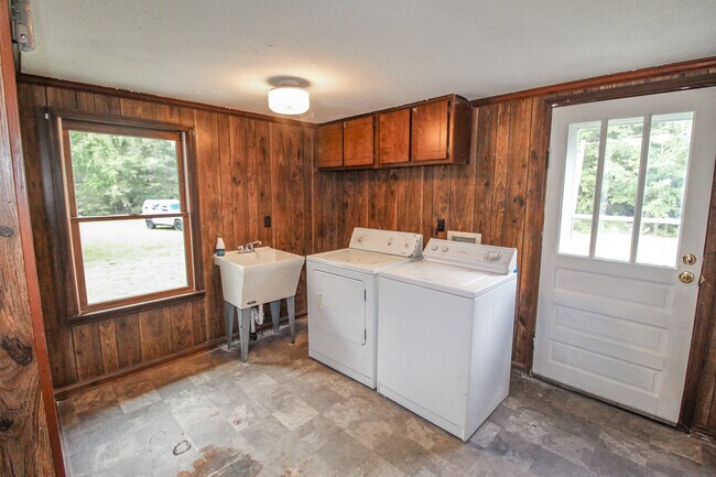 Building Photo - 6228 Rocky Ford Rd