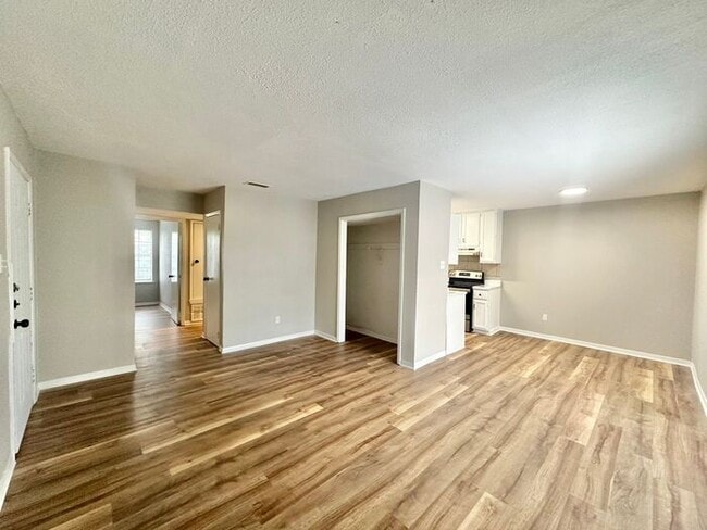 Building Photo - Available Now: Affordable Downtown Living!