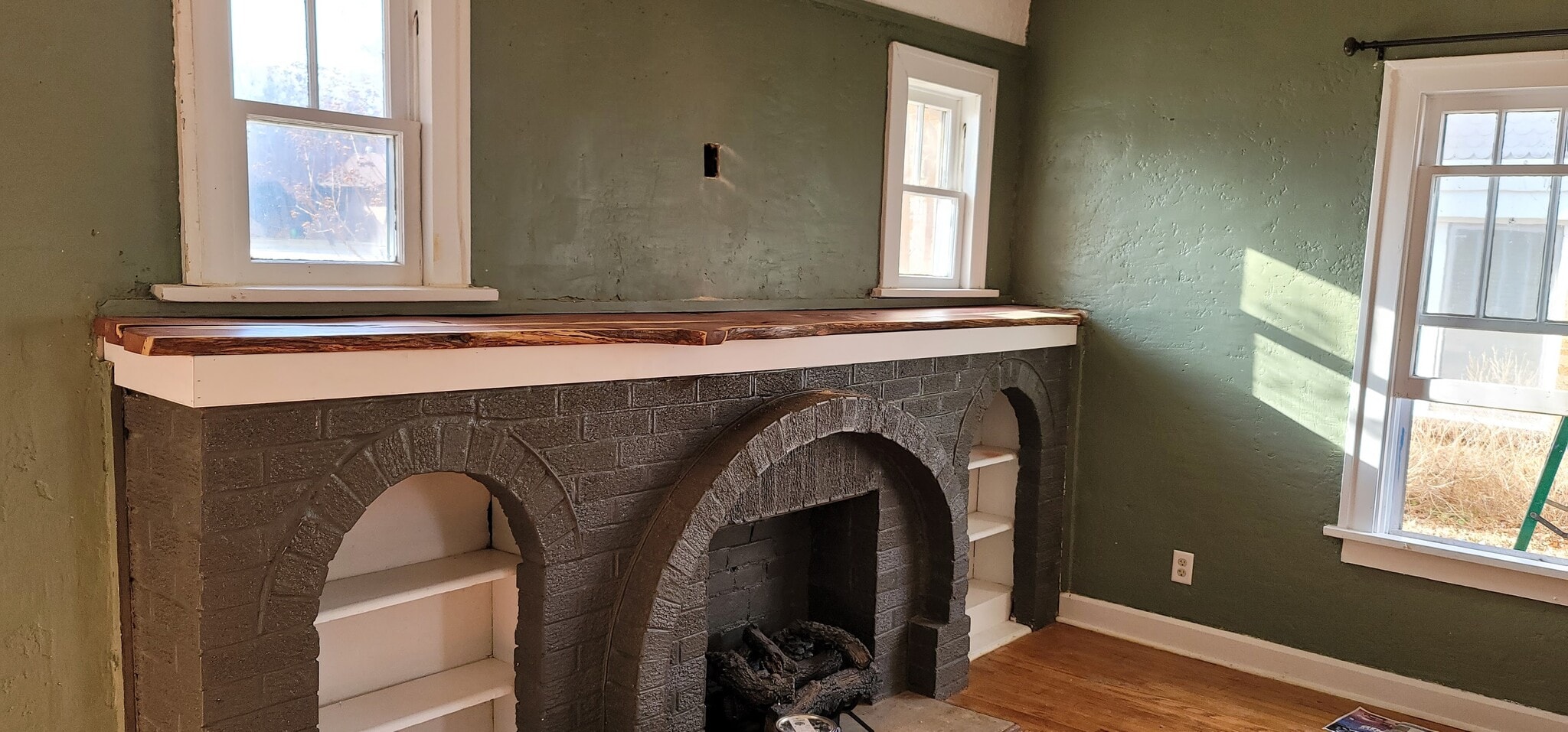 Living room - 1503 N Broadway Ave