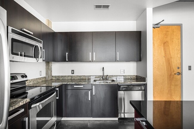Building Photo - Awesome 1BE/1BA Condo in the Gulch w/2-res...