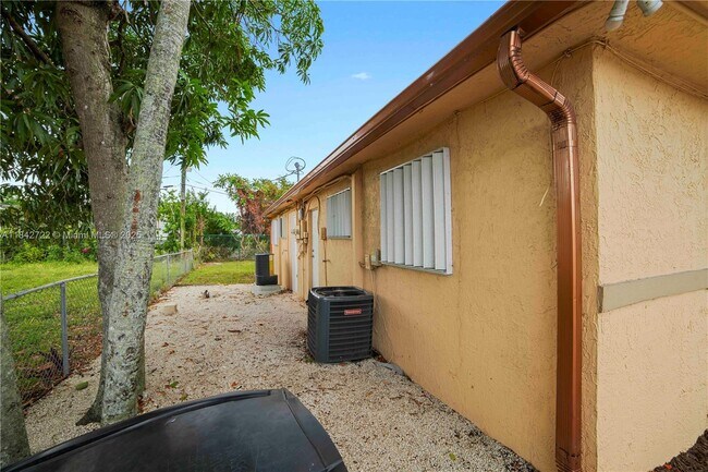 Building Photo - 817 NW 12th Ave
