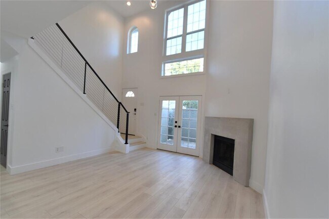 Building Photo - 2222 Hopkins St