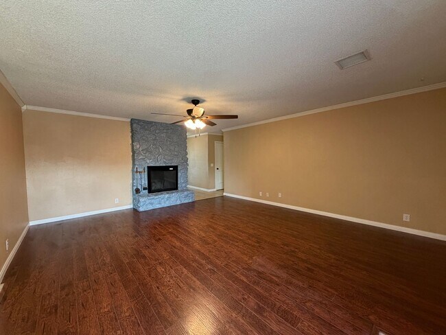 Building Photo - 3-bedroom, 2-bath rental in the heart of Tulsa, located in the highly desirable Union School Dist...