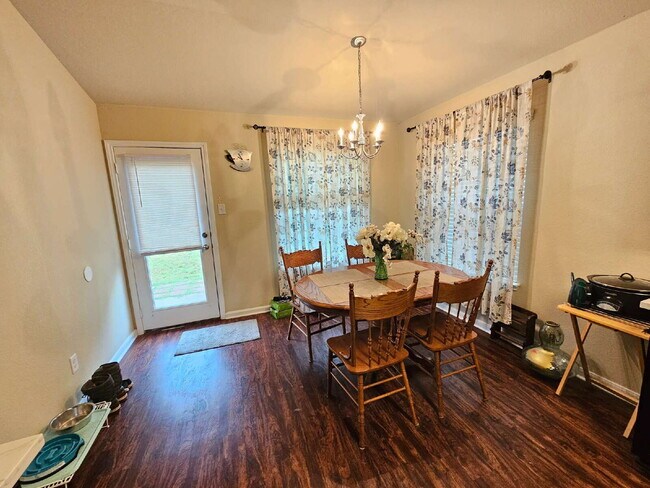 Building Photo - Charming 3-Bed Oasis in Lockhart with Styl...