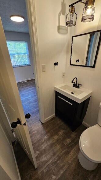 Half Bathroom - 626 Woods Crossing Dr