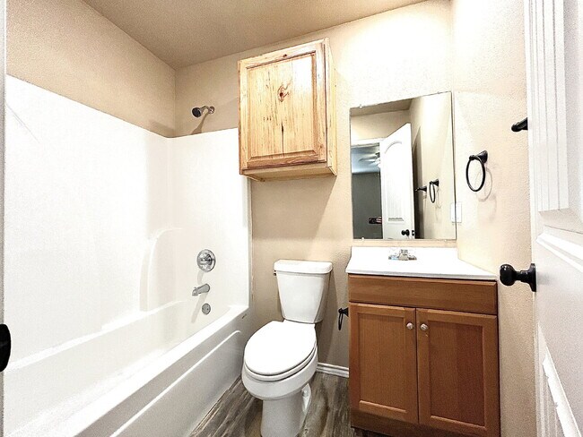 Building Photo - "Charming 3-Bedroom Haven with 2 Full Bath...