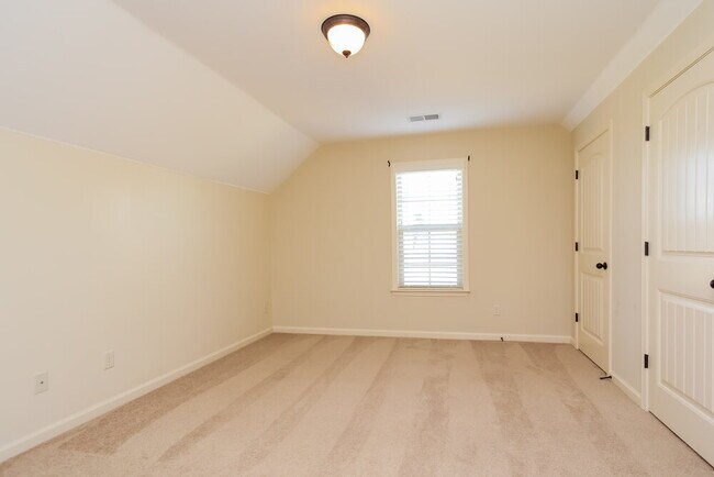 Building Photo - 3167 Pinetree Loop N