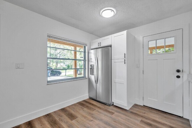 Building Photo - BEAUTIFULLY RENOVATED 2 BEDROOM, 1 BATH HO...
