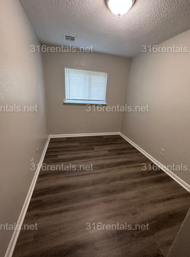 Building Photo - $725 - AVAILABLE NOW! SECTION 8/ Housing Voucher approved 3 bedroom / 1 bathroom